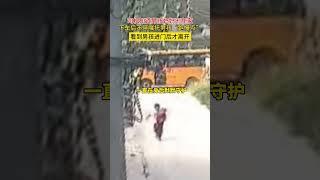 司机得知男孩妈妈不在家，下车后不停嘱咐男孩“跑慢点”。看到男孩进门后才离开