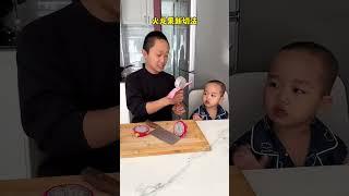 爸爸花式吃火龙果，米宝看呆了！#cute baby#baby#萌娃#搞笑日常 #人类幼崽#小米宝