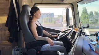 Female Truck Driver Yang Xiaoying Rescues Accident-Damaged Truck