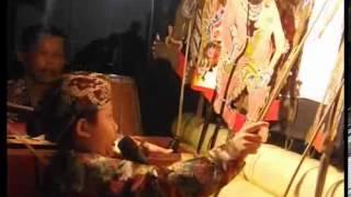 Dalang cilik piawai mainkan wayang