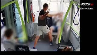 Rozpoznajesz agresora? BEZ POWODU zaatakował pasażera tramwaju! Policja udostępniła wideo | FAKT.PL