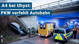 PKW kommt von der Autobahn ab, Fahrer hat Glück im Unglück