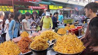中国贵阳全是本地人的早市，贵阳人的沙拉居然是烧椒皮蛋，从小吃到大的碗饵糕，现炸现卖的薯片，贵阳特色豆沙窝等等美食，快来感受贵阳早市的烟火气息
