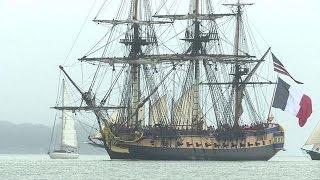 "L'Hermione" arrive à Yorktown, où Washinton salue La Fayette