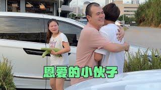 Xiao Qiu was rejected by everyone. Even the beautiful woman selling the car ran away when she saw h