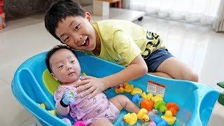 예준이와 아빠의 아기 동생 돌보기 목욕놀이 Baby Bath Family Care