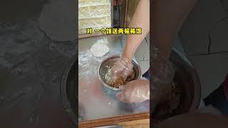 11元一个的猪肉大葱烧饼，现做现烤，配上小米粥，真的很满足#路边摊美味