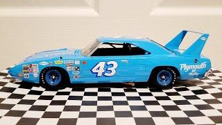 University of Racing Richard Petty 1970 Plymouth Superbird 1/24 Diecast