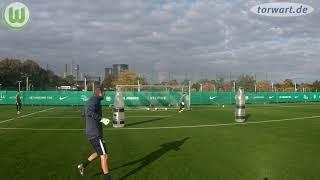 Pascal Formann mit den Torhütern Koen Casteels und Pavao Pervan im Training beim VfL Wolfsburg