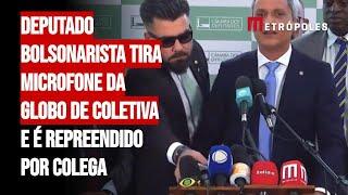 Deputado bolsonarista tira microfone da Globo de coletiva e é repreendido por colega