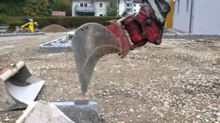 Funny excavator skills. Lustiger Baggerfahrer