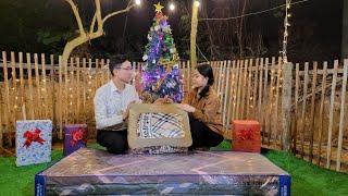 The kind-hearted engineer gives a surprise gift to his single mother (Tieu Ly) before Christmas