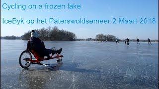 Cycling on a frozen lake. Icebyken op het bevroren Paterswoldsemeer 2 maart 2018