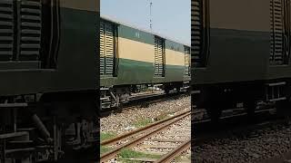 17UP Millat Express  Approaching Khanewal JN #viralshort #viral