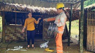 The single mother hired an electrician to bring electricity into the house to light up. DANG THI DU