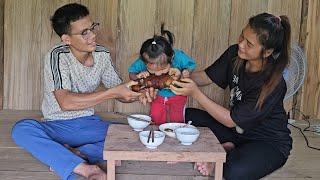 The mother and son bought pig's feet to grill and waited for the engineer to come home to eat.