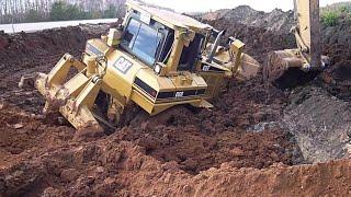 CAT D6R bulldozer stuck in mud, saving with excavator CAT 320D