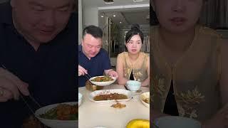 My stingy husband is eating alone again, so I took his private money to treat my mother to a meal