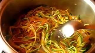 Spaghetti di riso alle verdure croccanti.