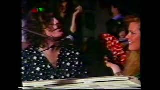 Charly García canta "De Mi" al lado de una Fanática (1991)