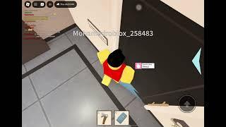 MoGaming try’s to break into someone’s house in Roblox