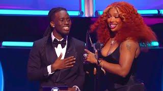 Kai Cenat Presents An Award At The AMA's!