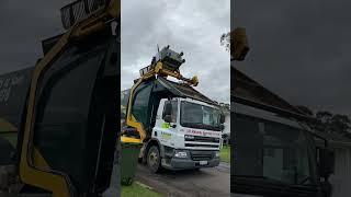 JR Richards truck picking up a bin 1103￼