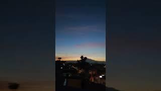 Así amanece en Tláhuac, luna llena y nubes colores