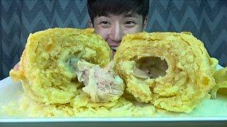 닭다리 100번 튀겨서 초거대 닭다리 튀김 만들기 도전!! 무한 칼로리다!! - 쏫 (The Biggest Fried Chicken Challenge - SSOT)