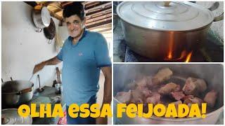 Sebastião fez a famosa feijoada dele.Nosso domingo em família ️