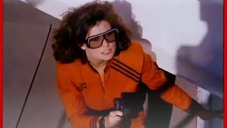 V : Diana shoots gun with a new hairstyle & classic Visitor ambervision glasses ! - Jane Badler