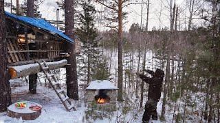 A man found a tree house. Solo overnight