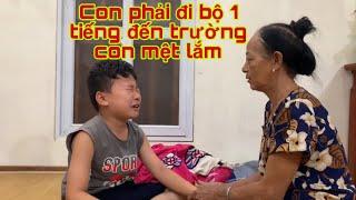 Thương cháu việt phải đi bộ đến trường