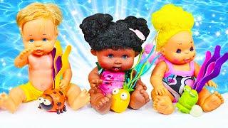 Dolls are having fun in the bathroom & playing at the swimming pool! Funny stories for kids.