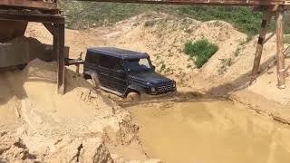 Mercedes G500 4x4 squared in deep mud