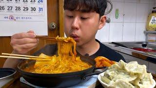 김치칼국수 물만두입니다 밥도 말아요! 추워진 날씨에 뜨끈한 음식이 계속 생각납니다 꼬지어묵 아직 많이 남았습니다 먹방MUKBANG