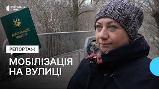 «Запхнули в машину і повезли на комісію». Кого затримують під час перевірки документів на Сумщині