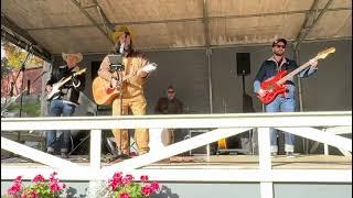 Stenari and the band plays Folsom Prison Blues.  Leo Hynninen