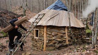 Construcción de un REFUGIO Bushcraft en las Montañas en el Corazón del Bosque
