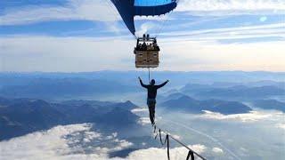 Slackliner balancieren in atemberaubendem Weltrekord zwischen Heißluftballons in 2.500 Metern Höhe