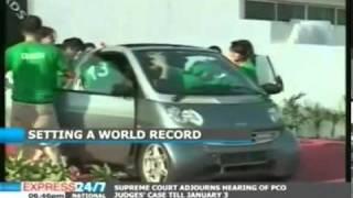 19 PAKISTANI Girls Of KARACHI in Smart Car (Genius Of World Record)