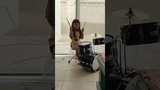 Jackie aprendiendo a tocar la bateria #kidsvideosforkids #videos  #kidsvideo  #cover