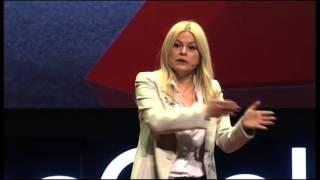 Yürekler Eğitilebilmeli: Deniz Ülke Arıboğan at TEDxIhlasCollegeED