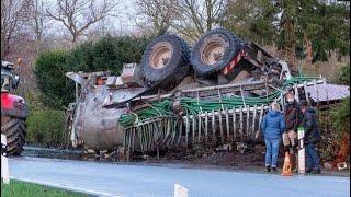 [GÜLLEFASS KIPPT AUF 3PKW] Gülle läuft in Gebäude - Treckerfahrer verletzt ins Krankenhaus