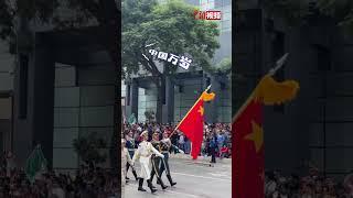 中国人民解放军三军仪仗队亮相墨西哥阅兵式，现场观众高呼：the best one！