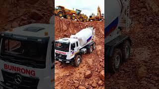 R/C Cement Mixer Truck Tackles Mud and Rocks in Epic Offroad Adventure!