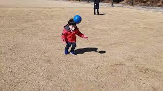 아빠와 아들의 공놀이(Father and son playing ball)