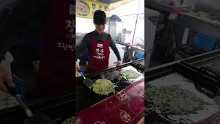 한장에 5천원! 모란 오일장 부추전 달인 / Master of making chives pancake #shorts / korean street food