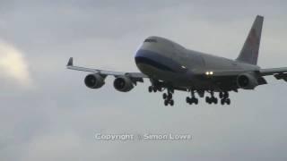 China Airlines Cargo 747-400F. Wing flex.