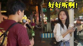 流浪歌手街头唱情歌撩妹，以为是青铜，一开口把路人美女都迷住了！